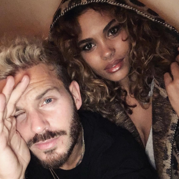 Tina Kunakey pose avec M. Pokora en juin 2016.