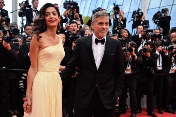 George Clooney et son épouse Amal Clooney sur le tapis rouge du Festival de Cannes le 12 mai 2016