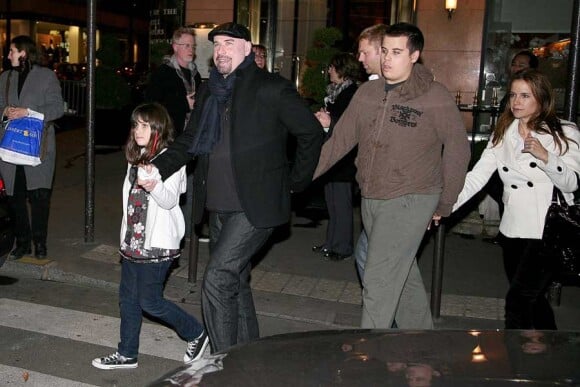 John Travolta en famille avec son fils Jett, à Paris en novembre 2008