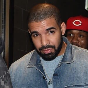 Exclusif - Le chanteur Drake sort du restaurant Novikov à Londres où il a dîné avec un groupe d'amis à Londres le 14 février 2017.
