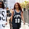 Rihanna se promène avec une amie dans les rues de New York Le 08 Mai 2015