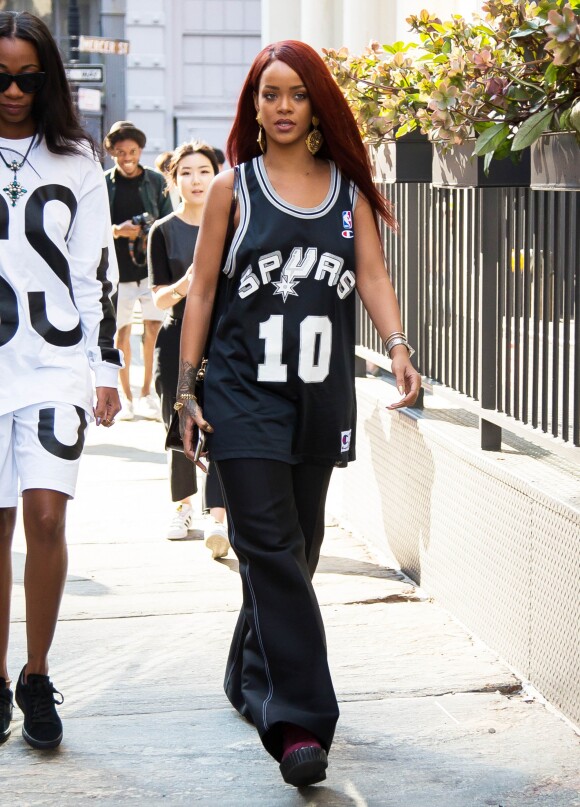 Rihanna se promène avec une amie dans les rues de New York Le 08 Mai 2015
