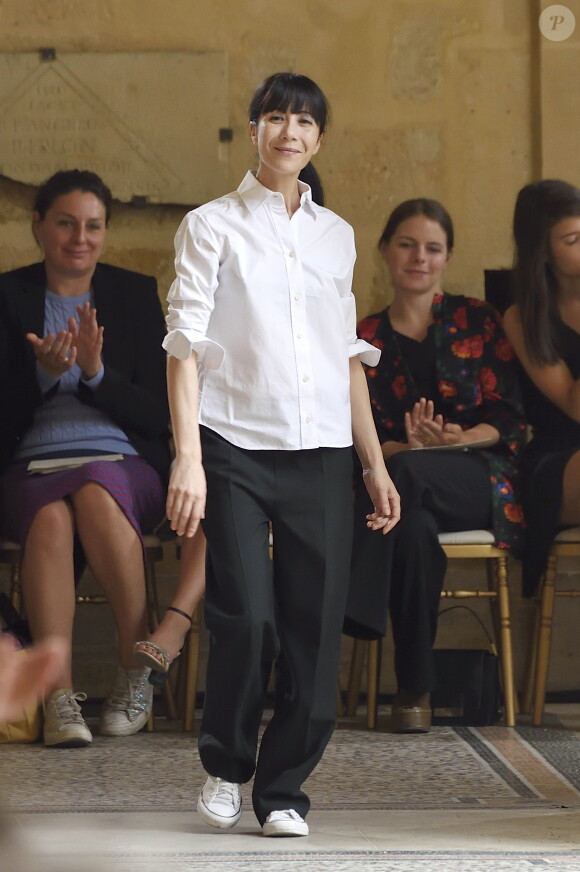 Bouchra Jarrar à l'issue de son défilé Haute Couture automne-hiver 2015-2016 à Paris. Juillet 2015.