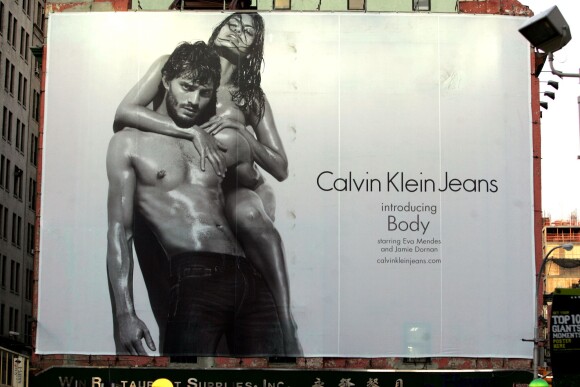 Eva Mendes et Jamie Dornan dans une campagne de Calvin Klein en 2009 à Soho, New York.