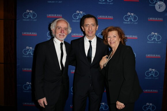 Exclusif -  Gad Elmaleh avec son père David et sa mère Régine lors du photocall du spectacle de Gad Elmaleh "Oh My Gad" au "Carnegie Hall" à New York, le 11 février 2017. © Dominique Jacovides/Bestimage