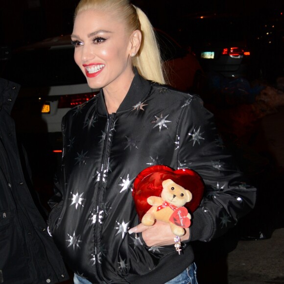 Gwen Stefani quitte un restaurant de New York avec une peluche à la main le 14 février 2017.
