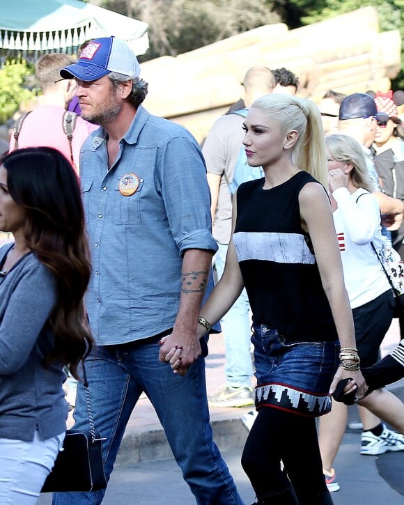 Gwen Stefani passe une journée en famille avec son compagnon Blake Shelton et ses 2 fils Kingston et Apollo à Disneyland, le 12 octobre 2016