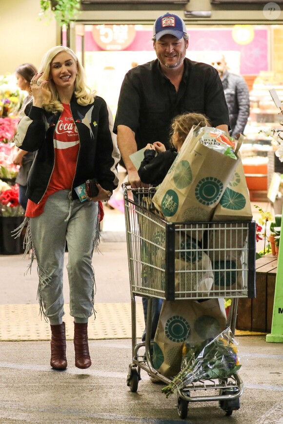 Gwen Stefani et Blake Shelton faisant des courses avec le petit Apollo à Los Angeles le 13 janvier 2017