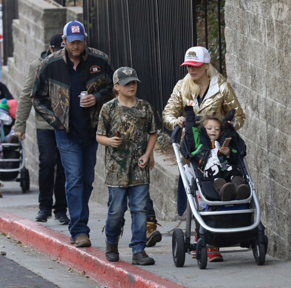 Gwen Stefani et Blake Shelton avec les enfants de la chanteuse à Lake Arrowhead, en Californie, le 10 décembre 2016
