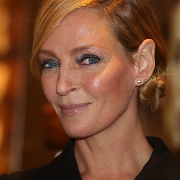 Semi Exclusif - Uma Thurman visite le Printemps Haussman en compagnie de son directeur Paolo de Cesare à Paris le 3 novembre 2016. © Denis Guignebourg / Bestimage