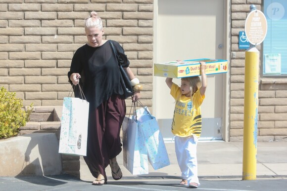 Exclusif - La chanteuse Pink, sans maquillage, achète des jouets avec sa fille Willow à Santa Monica, le 24 juin 2016.