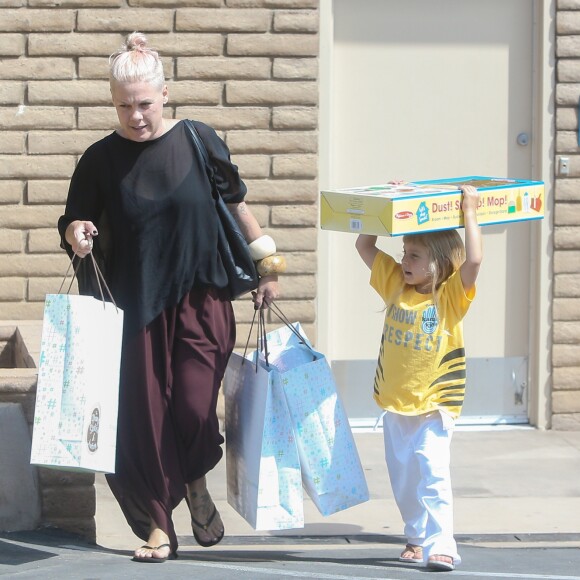 Exclusif - La chanteuse Pink, sans maquillage, achète des jouets avec sa fille Willow à Santa Monica, le 24 juin 2016.