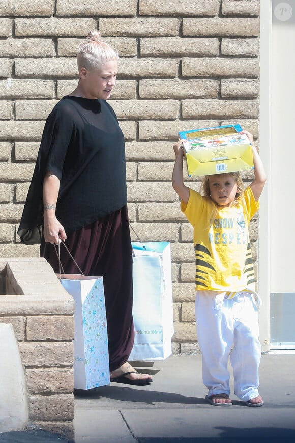 Exclusif - La chanteuse Pink, sans maquillage, achète des jouets avec sa fille Willow à Santa Monica, le 24 juin 2016.