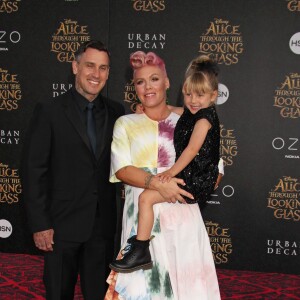 Pink, son mari Carey Hart et leur fille Willow à la première de "Alice de l'autre côté du miroir" au théâtre El Capitan à Los Angeles le 23 mai 2016.