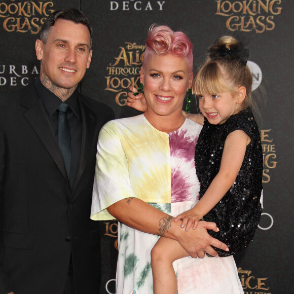 Pink, son mari Carey Hart et leur fille Willow à la première de "Alice de l'autre côté du miroir" au théâtre El Capitan à Los Angeles le 23 mai 2016.