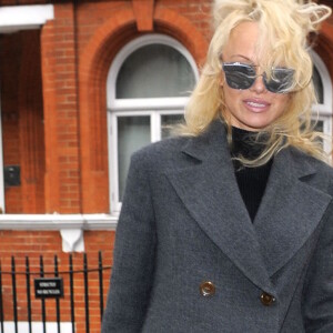Pamela Anderson se rend à l'ambassade de l'Equateur pour rendre visite à Julian Assange, pour la 7ème fois, à Londres le 23 février 2017