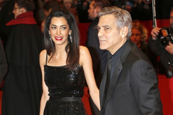 George Clooney et sa femme Amal Alamuddin Clooney à la première de "Hail Caesar!" au 66e festival international du film de Berlin le 11 février 2016.