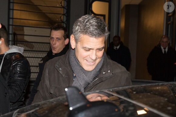 L'acteur américain George Clooney sort de la répétition de la 42e cérémonie des César du cinéma, organisée par l'Académie des arts et techniques du cinéma, à la salle Pleyel à Paris, France, le 23 février 2017.