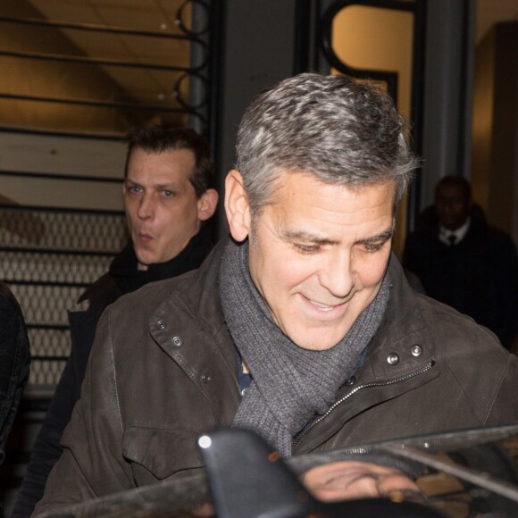 L'acteur américain George Clooney sort de la répétition de la 42e cérémonie des César du cinéma, organisée par l'Académie des arts et techniques du cinéma, à la salle Pleyel à Paris, France, le 23 février 2017.