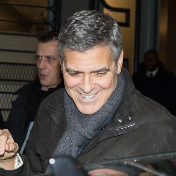 L'acteur américain George Clooney sort de la répétition de la 42e cérémonie des César du cinéma, organisée par l'Académie des arts et techniques du cinéma, à la salle Pleyel à Paris, France, le 23 février 2017.