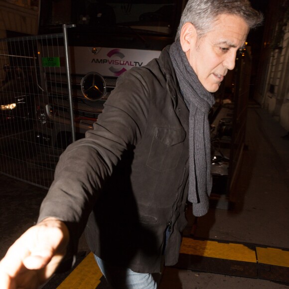 Semi-exclusif - L'acteur américain George Clooney sort de son hôtel pour se rendre à la répétition de la 42e cérémonie des César du cinéma, organisée par l'Académie des arts et techniques du cinéma, à la salle Pleyel à Paris, France, le 23 février 2017.