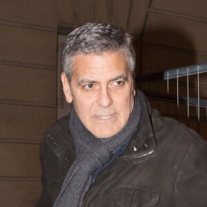 Semi-exclusif - L'acteur américain George Clooney sort de son hôtel pour se rendre à la répétition de la 42e cérémonie des César du cinéma, organisée par l'Académie des arts et techniques du cinéma, à la salle Pleyel à Paris, France, le 23 février 2017.