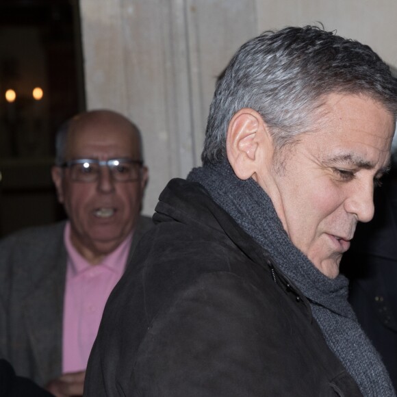 Semi-exclusif - L'acteur américain George Clooney sort de son hôtel pour se rendre à la répétition de la 42e cérémonie des César du cinéma, organisée par l'Académie des arts et techniques du cinéma, à la salle Pleyel à Paris, France, le 23 février 2017.