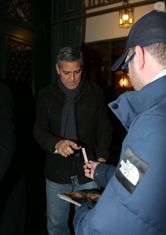 L'acteur américain George Clooney sort de son hôtel pour se rendre à la répétition de la 42e cérémonie des César du cinéma, organisée par l'Académie des arts et techniques du cinéma, à la salle Pleyel à Paris, France, le 23 février 2017.