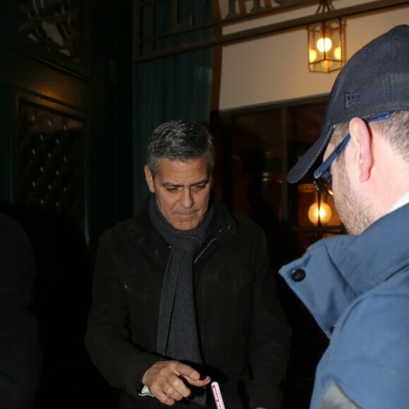 L'acteur américain George Clooney sort de son hôtel pour se rendre à la répétition de la 42e cérémonie des César du cinéma, organisée par l'Académie des arts et techniques du cinéma, à la salle Pleyel à Paris, France, le 23 février 2017.