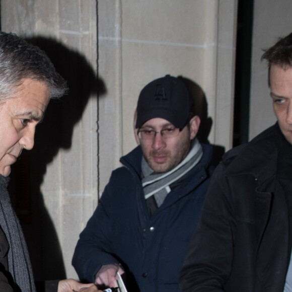 Semi-exclusif - L'acteur américain George Clooney sort de son hôtel pour se rendre à la répétition de la 42e cérémonie des César du cinéma, organisée par l'Académie des arts et techniques du cinéma, à la salle Pleyel à Paris, France, le 23 février 2017.