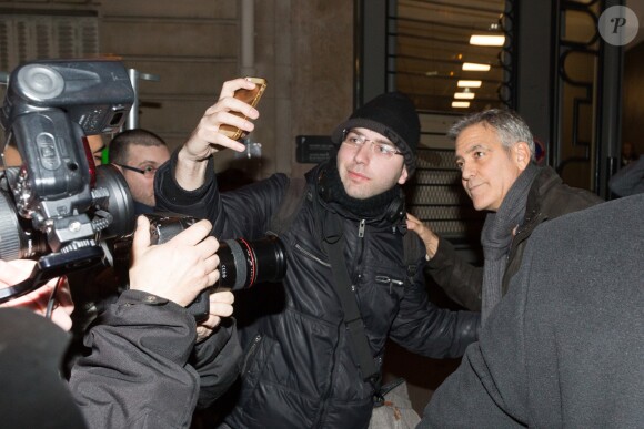 Semi-exclusif - L'acteur américain George Clooney prend un selfie après la répétition de la 42e cérémonie des César du cinéma, organisée par l'Académie des arts et techniques du cinéma, à la salle Pleyel à Paris, France, le 23 février 2017.