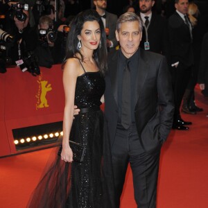 George Clooney et sa femme Amal Alamuddin Clooney sur le tapis rouge du film "Hail Caesar!" lors du 66e Festival International du Film de Berlin, la Berlinale, le 11 février 2016.