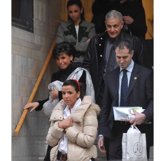 Rachida Dati sort de la clinique avec sa petite Zohra, le 7/01/09