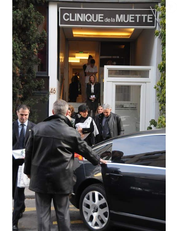 Rachida Dati sort de la clinique avec sa petite Zohra en bandoulière, le 7/01/09
