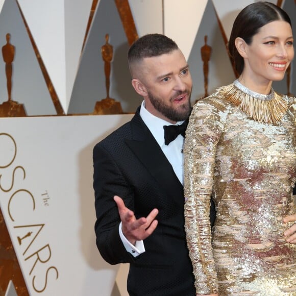 Justin Timberlake et Jessica Biel sur le tapis rouge des Oscars au Dolby Theatre, Los Angeles, le 26 février 2017.