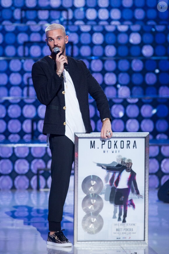 Exclusif - M. Pokora (Matt Pokora) reçoit son triple disque de platine - Enregistrement de l'émission "Cette Soirée Là" au Zénith de Paris le 8 et 9 janvier 2017. TF1 proposera samedi 14 janvier prochain un rendez-vous hommage à Claude François. Disparu il y a bientôt 40 ans, Claude François sera chanté par une vingtaine d'artistes présents depuis le Zénith de Paris, parmi lesquels évidemment M. Pokora, qui lui rend depuis quelques semaines un hommage commercial très plébiscité. Son album de reprises My Way vient de dépasser le cap des 400 000 exemplaires vendus en France. Pour cette grande soirée, les plus grands artistes français reprendront à leur manière les tubes de Claude François : " Belinda ", " Alexandrie Alexandra ", " Chanson Populaire ", " Si J'avais Un Marteau ", " Magnolias For Ever ", ... © Cyril Moreau - Veeren Ramsamy / Bestimage