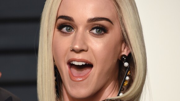 Katy Perry aux Oscars : Sa robe en dévoile un peu trop... la Toile s'emballe !