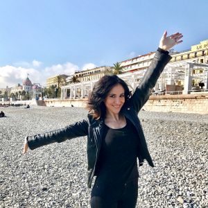 Exclusif - Fabienne Carat souriante sur la promenade des Anglais à Nice le 16 février 2017.