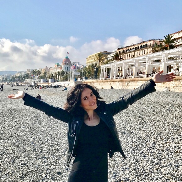 Exclusif - Fabienne Carat souriante sur la promenade des Anglais à Nice le 16 février 2017.