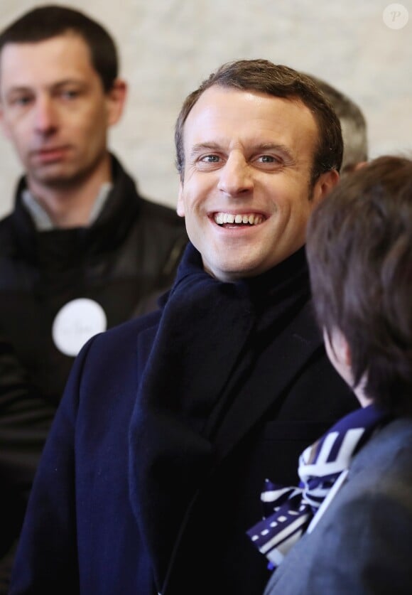 Emmanuel Macron, leader du mouvement "En Marche", candidat aux élections présidentielles 2017, a dédicacé son livre "Révolution" dans une librairie à Brive-la-Gaillarde en Corrèze. Le 25 février 2017 © Patrick Bernard / Bestimage