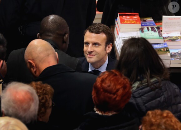 Emmanuel Macron, leader du mouvement "En Marche", candidat aux élections présidentielles 2017, a dédicacé son livre "Révolution" dans une librairie à Brive-la-Gaillarde en Corrèze. Le 25 février 2017 © Patrick Bernard / Bestimage