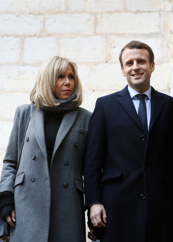 Emmanuel Macron, leader du mouvement " En Marche ", candidat à l'élection présidentielle et sa femme Brigitte visitent la citadelle fortifiée de Rocamadour et son église prise dans la roche le 24 février 2017 © Patrick Bernard / Bestimage