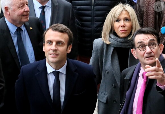 Emmanuel Macron, leader du mouvement " En Marche ", candidat à l'élection présidentielle et sa femme Brigitte visitent la citadelle fortifiée de Rocamadour et son église prise dans la roche le 24 février 2017 © Patrick Bernard / Bestimage