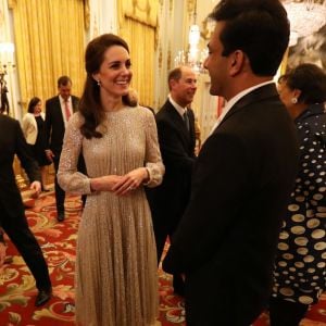 La duchesse Catherine de Cambridge (robe Erdem, escarpins Oscar de la Renta) parle au chef Vikas Khanna, présentateur de Masterchef India, lors de la réception donnée le 27 février 2017 à Buckingham Palace par la reine Elizabeth II en l'honneur du lancement de l'année culturelle UK - India et des 70 ans de l'indépendance de l'Inde.