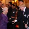 La reine Elizabeth II, suivie par le duc d'Edimbourg et le prince William, salue Boris Johnson lors de la réception donnée le 27 février 2017 à Buckingham Palace en l'honneur du lancement de l'année culturelle UK - India et des 70 ans de l'indépendance de l'Inde.