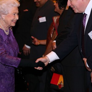 La reine Elizabeth II, suivie par le duc d'Edimbourg et le prince William, salue Boris Johnson lors de la réception donnée le 27 février 2017 à Buckingham Palace en l'honneur du lancement de l'année culturelle UK - India et des 70 ans de l'indépendance de l'Inde.