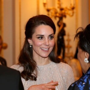 La duchesse Catherine de Cambridge discute avec la baronne Scotland lors de la réception donnée le 27 février 2017 à Buckingham Palace en l'honneur du lancement de l'année culturelle UK - India et des 70 ans de l'indépendance de l'Inde.