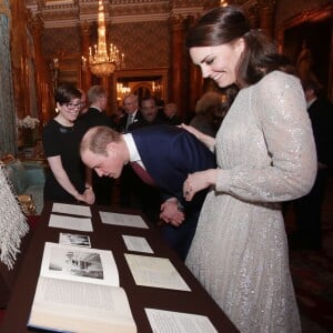 Le prince William et la duchesse Catherine de Cambridge observent les documents de la Bibliothèque royale exposés lors de la réception donnée le 27 février 2017 à Buckingham Palace en l'honneur du lancement de l'année culturelle UK - India et des 70 ans de l'indépendance de l'Inde.