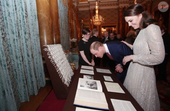 Le prince William et la duchesse Catherine de Cambridge observent les documents de la Bibliothèque royale exposés lors de la réception donnée le 27 février 2017 à Buckingham Palace en l'honneur du lancement de l'année culturelle UK - India et des 70 ans de l'indépendance de l'Inde.