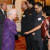 Elizabeth II salue Yashvardhan Kumar Sinha et son épouse lors de la réception donnée le 27 février 2017 à Buckingham Palace en l'honneur du lancement de l'année culturelle UK - India et des 70 ans de l'indépendance de l'Inde.